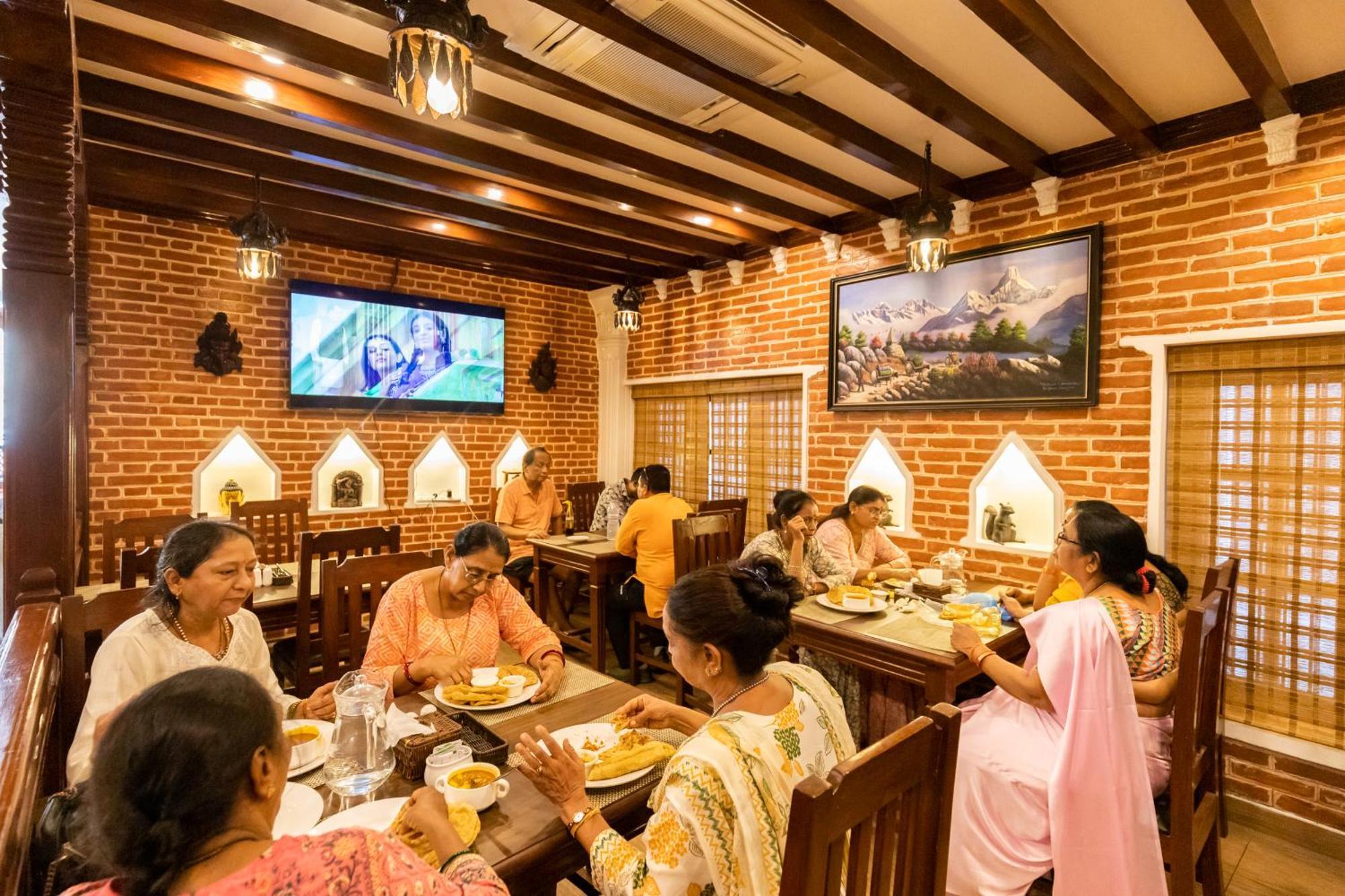 Airport Himalaya Boutique Hotel Kathmandu Exteriör bild