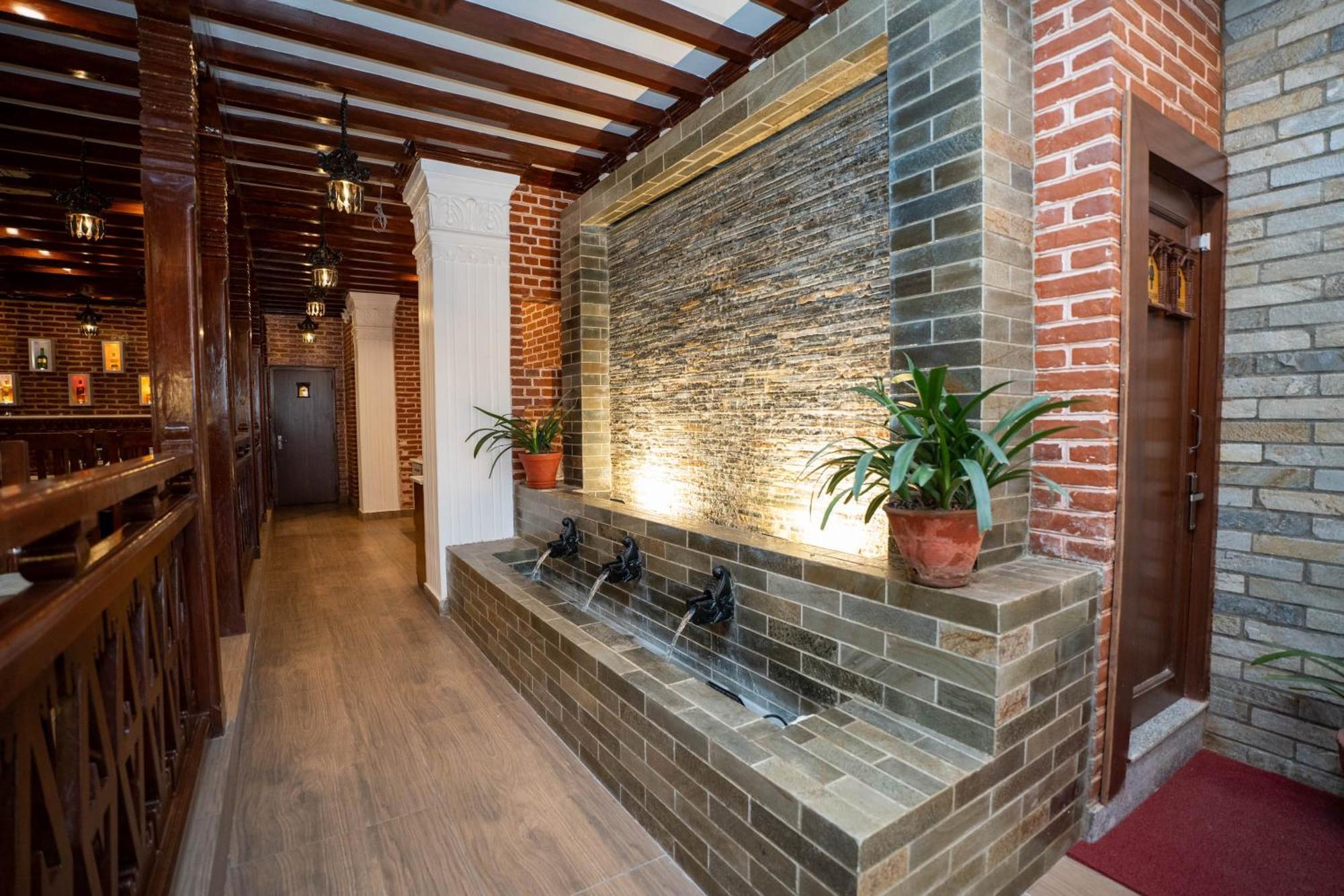 Airport Himalaya Boutique Hotel Kathmandu Exteriör bild